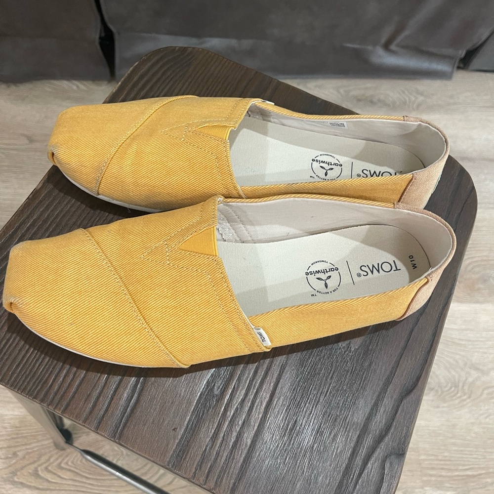 Women’s size 10 Yellow and tan Tom’s slip on shoe. Great used condition.